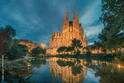 Zdjęcie XXL Barcelona, Katalonia, Hiszpania: Basicila i Ekspiacyjne Kościół Świętej Rodziny, znany jako Sagrada Familia o zachodzie słońca