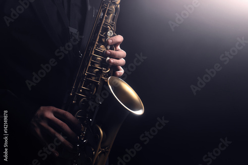 Fotoobraz na płótnie Saksofonista Saksofonista grający instrument muzyczny jazz