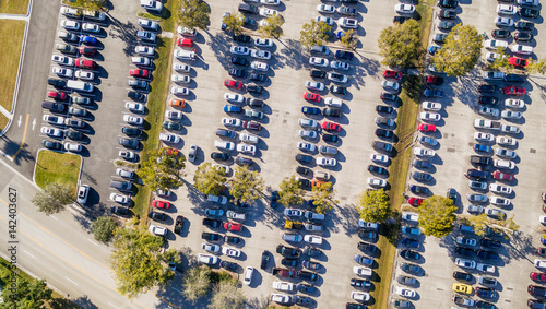 Zdjęcie XXL Powietrzny zasięrzutny widok duży i zatłoczony samochodowy parking