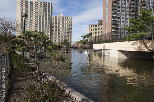Zdjęcie XXL NEW YORK - 1 listopada: Powódź na parkingu w Far Rockaway po huraganie Sandy 29 października 2012 w Nowym Jorku, NY