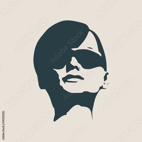 Plakat Portret kobiety w czarnych okularach przeciwsłonecznych.