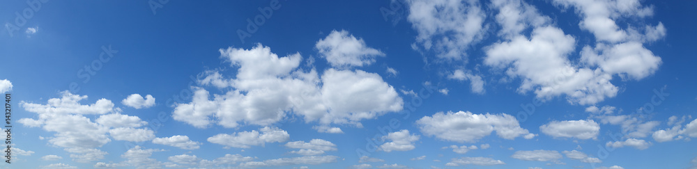 Blauer Himmel mit Schäfchenwolken