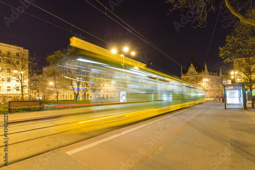 Zdjęcie XXL Ścieżki świetlne nocnego ruchu na przystanku tramwajowym w Poznaniu