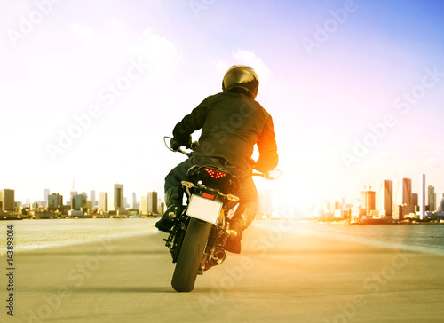 Plakat widok z tyłu człowieka jazdy motocyklem na drodze ruchu miejskiego dla osób rozrywki podróży tematu