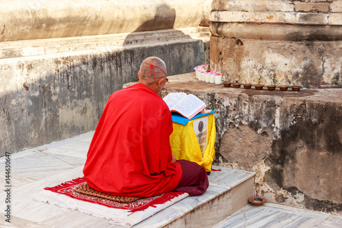 Plakat Gaya, Bihar India, Październik, - 16, 2016: Michaelita ono modli się blisko bodh drzewa który Buddha enlight.