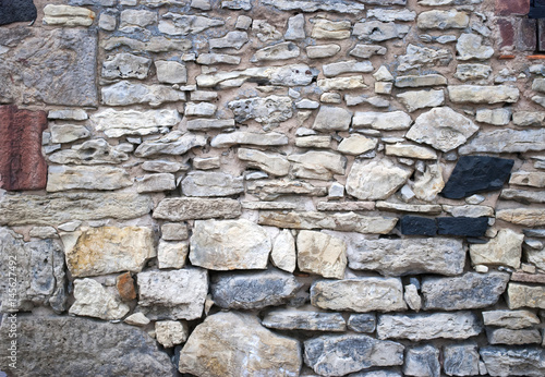 Alte Natursteinmauer mit unterschiedlichen Steinen, Textur, Hintergrund, Textfreiraum 