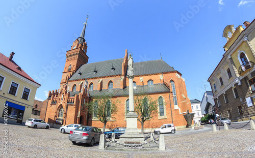 Plakat Bazylika katedralna Narodzenia NMP w Tarnowie – kościół gotycki z XIV w, przebudowywany w latach 1827-1900. Trzynawowy, zamknięty trójboczną absydą oraz wysoką na 72 m wieżą.