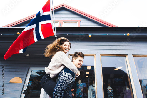 Obraz na płótnie flaga Norwegii i szczęśliwa para na tle domu