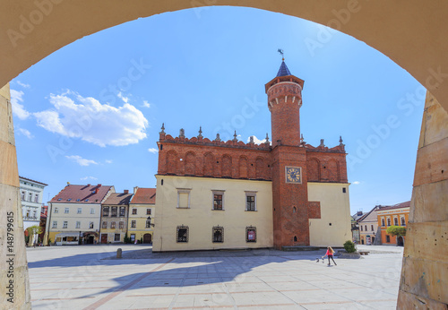 Plakat Tarnów, stare miasto. Widok elewacji północnej renesansowego ratusz - oglądany z podcieni kamienicy