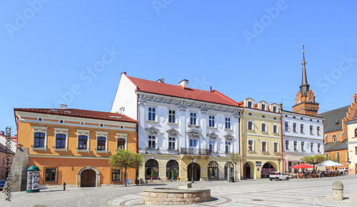 Plakat Tarnów. Renesansowe kamienice na rynku starego miasta. Widoczna wieża Bazyliki Katedralnej z wieżą zegarową