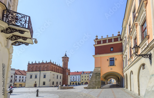 Plakat Tarnów, widok na rynek starego miasta z renesansowym ratuszem oraz na charakterystyczne podcienia jednej z kamienic w rynku.