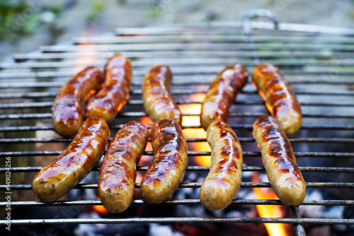 Plakat Grillowanie kiełbasek na grilla. Grill w ogrodzie. Bawarskie kiełbaski.
