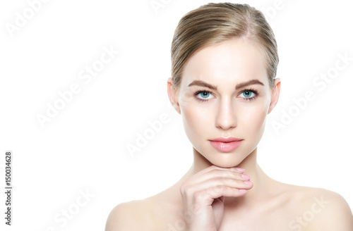 Plakat Ładna dziewczyna o niebieskich oczach i blond włosach, z nagimi ramionami, patrząc na kamery z uśmiechem. Model z lekkim nagim makijażem, biały tło. Piękno portret z kopii przestrzenią.