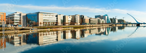 Zdjęcie XXL Nowożytni budynki i biura na Liffey rzece w Dublin, panoramiczny wizerunek