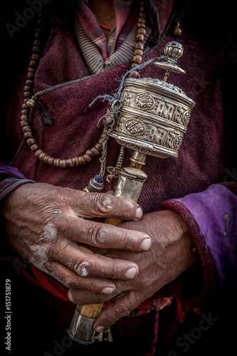Plakat Tradycyjne buddyjskie koło modlitewne w ręku starca w indyjskim Himalajach. Diskit, Ladakh, Indie
