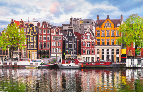 Fotoobraz na płótnie Amsterdam Holandia tańczące domy nad rzeką Amstel landmark