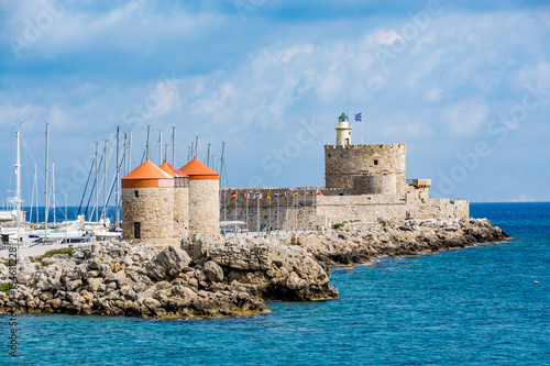 Zdjęcie XXL Agios Nikolaos Forteca i młyny przy Rhodes starym miasteczkiem, Rhodes wyspa, Grecja. (Fort święty Nicholas)
