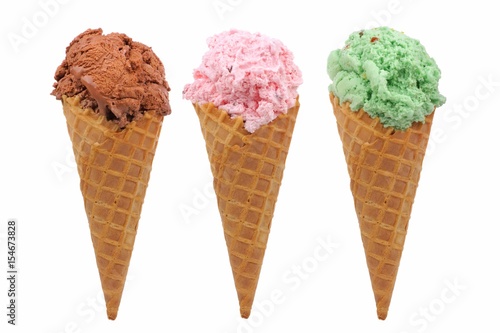 Plakat Czekolada, wiśnia i pistacjowy lody w rożków waflowych samodzielnie na białym tle