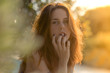 Belle jeune femme rousse au soleil couchant Belle jeune femme rousse au soleil couchant