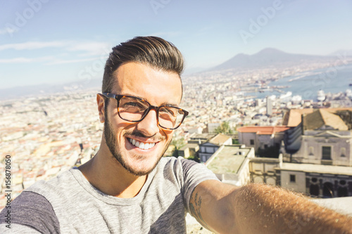 Plakat Fasonuje chłopiec bierze selfie podczas gdy podróżujący w Naples, Italy