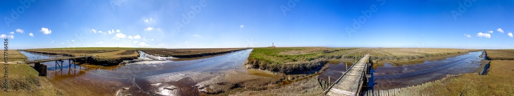 Landschaft rund um den Leuchtturm in Westerheversand 