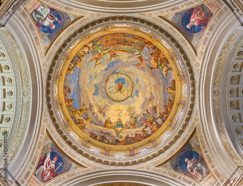 Zdjęcie XXL TURYN WŁOCHY, MARZEC, - 15, 2017: Cupola z freskiem bitwa Lepanto w 1571 wewnątrz i Maryja pomoc chrześcijanie w cupola kościelna bazylika Maria Ausiliatrice Giuseppe Rollini (1889, 1891 -).