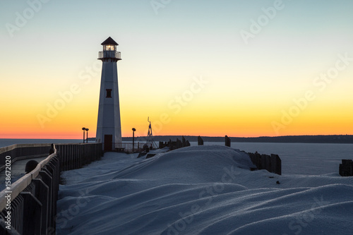Zdjęcie XXL Winter Coastal Sunrise. Zimowy wschód słońca na zamarzniętych brzegach Wielkich Jezior z Wawatam Lighthouse w porcie St. Ignace w Michigan's Upper Peninsula.