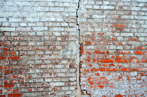 Verwitterte Backsteinmauer