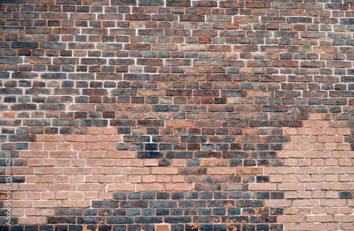 Unregelmäßige Backsteinmauer