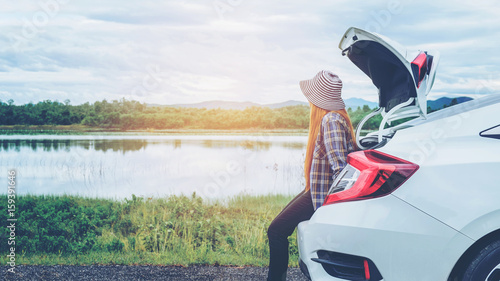 Fotoobraz na płótnie Zrelaksowany szczęśliwy kobieta podróżnik na lato roadtrip wakacje na hatchback samochodzie