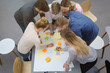 teilnehmer in einem workshop machen notizen auf bunten zetteln teilnehmer in einem workshop machen notizen auf bunten zetteln