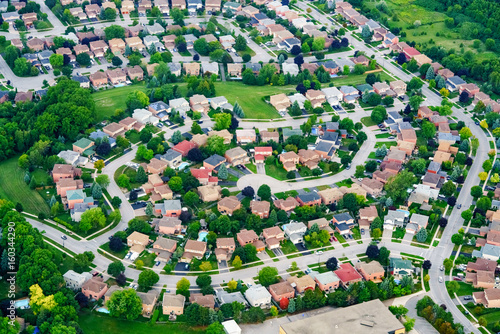 Zdjęcie XXL Widok z lotu ptaka domy w mieszkaniowym przedmieściu, Toronto, Ontario, Kanada.