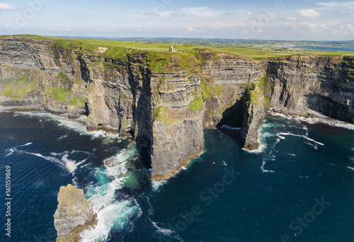 Zdjęcie XXL Światowi sławni ptaki przyglądają się powietrznego trutnia widok falezy Moher w okręgu administracyjnym Clare, Irlandia. Piękny krajobraz irlandzkiej wsi na trasie Wild Atlantic Way.