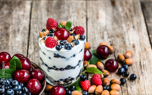 Plakat Zdrowy jogurt z owoc lub sundae lody w filiżance, lato deserowy pojęcie