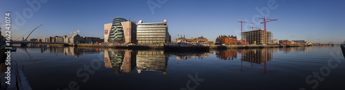 Zdjęcie XXL Dublin Docklands, widok na Nort Wall Quay, Dublin Conference Centre, Samuel Becket Bridge