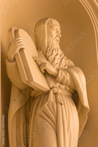Zdjęcie XXL BERLIN, NIEMCY, LUTY - 12, 2017: Statua Mojżesz na fasadzie kościelny Deutscher Dom odbudowywa po Constantin Philipp Sartori (1747, 1812).