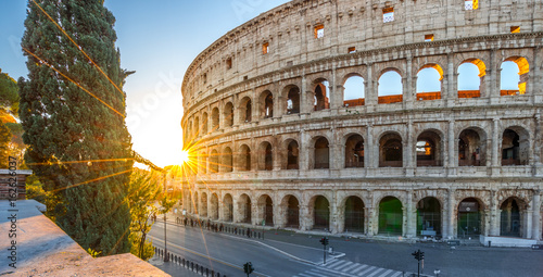 Zdjęcie XXL Colosseum przy wschodem słońca, Rzym. Rzymska architektura i punkt orientacyjny. Rzym Koloseum to jeden z najbardziej znanych zabytków Rzymu i Włoch