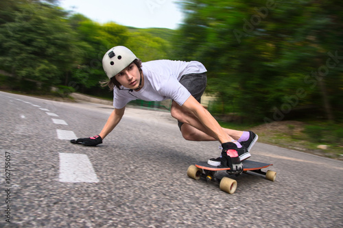 Zdjęcie XXL Młody człowiek będzie się ślizgać, przesuwać iskrami po longboardzie na asfalcie