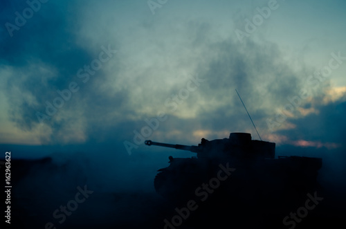 Plakat Koncepcja wojny. Wojskowe sylwetki walki scena na tle mgły wojennej niebo, World War Niemieckie zbiorniki sylwetki poniżej pochmurnej Skyline W nocy. Scena ataku. Pojazdy opancerzone. Scena bitwy czołgów