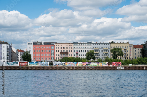 Zdjęcie XXL Rzeka Szprewy, graffiti ściany i budynków mieszkalnych w Berlinie, Friedrichshain