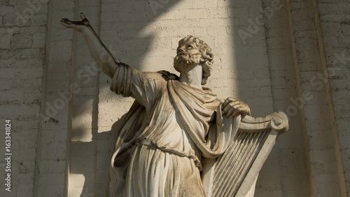 Zdjęcie XXL Statua królewiątko David od fasady St. Jacques kościół przy półmrokiem w Bruksela, Belgia.