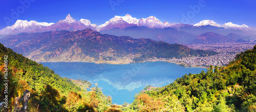 Zdjęcie XXL Dolina Pokhara, jezioro Phewa i wspaniały pas górski Annapurna od strony wzgórza. Himalaje, poziomy widok panoramiczny