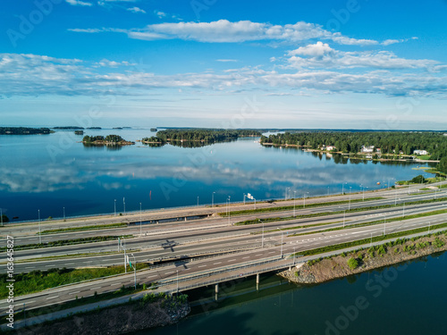 Plakat Autostrada w pobliżu Morza Bałtyckiego w czasie niesamowitych odbić w wodzie
