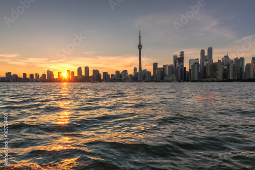 Plakat Toronto zmierzch nad jeziorną panoramą z CN Góruje, miastowa linia horyzontu.