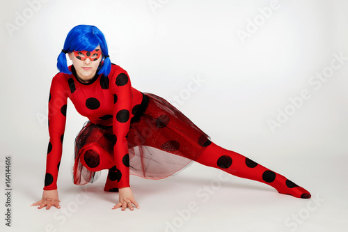 Plakat Dziewczyna z niebieskimi włosami. Sztuka kostiumowa. Dziewczyna w czerwonej sukience z czarnymi kropkami. Dziewczyna z cosplayem.