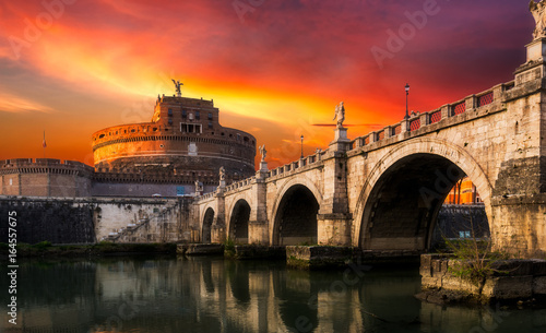 Zdjęcie XXL Mauzoleum Hadriana, zwykle znane jako Zamek Świętego Anioła (Castel Sant Angelo) i most Ponte Sant'Angelo, górujący budynek cylindryczny w Parco Adriano, Rzym, Włochy