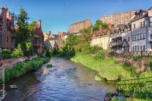 Plakat Malownicza Dean Village z wodą Leith. Edynburg, Szkocja, Wielka Brytania