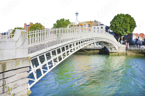 Zdjęcie XXL Najbardziej znany most w Dublinie o nazwie "Half penny bridge" na białym tle dla łatwego wyboru