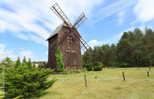 
Zabytkowy wiatrak drewniany typu koźlak, w przeszłości charakterystyczny dla polskiego krajobrazu wiejskiego © stepmar