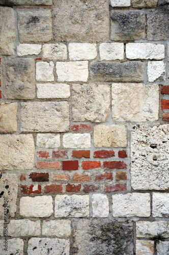 Fassade aus unterschiedlichen Steinen